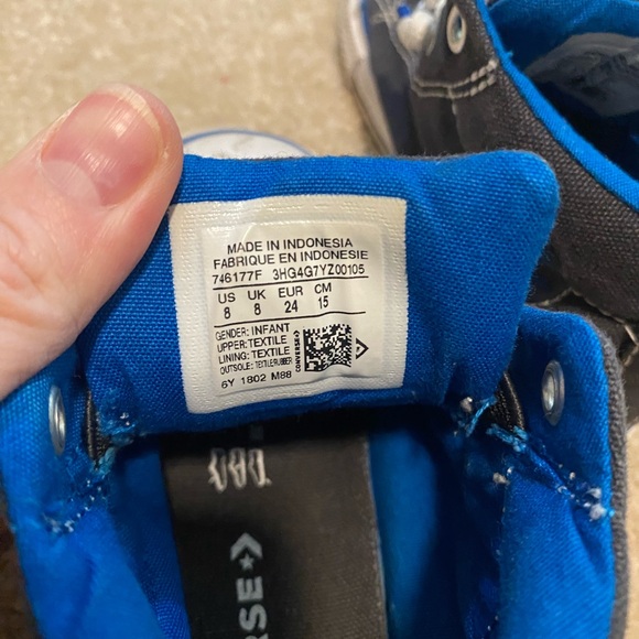 Kids Converse size 8 - Picture 2 of 2